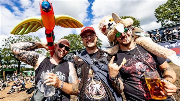 Besucher des Wacken Open Air feiern vor den Bühnen im sogenannten „Infield“.