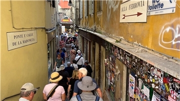 Eintrittsgeld bringt Venedig erste Million Besucher drängen sich in der „Calle de la Madoneta“, eine der engen Gassen Venedigs.