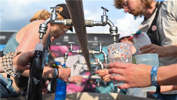 Hitze, Schwüle, Ozon: Ein „unangenehmer Wetter-Cocktail“ Besucher füllen beim Hurricane Festival ihre Becher und Trinkflaschen mit Wasser auf. In Deutschland steigen die Temperaturen - und die Ozon-Werte.