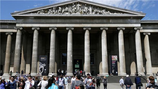 Besucher gehen vor dem Britischen Museum. Das British Museum in London beklagt den Verlust mehrerer Objekte.
