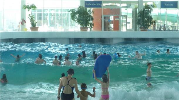 Nach Todesfall im Ahoi-Bad Cuxhaven: Kardiologe gibt Tipps für sicheres Schwimmen Menschen amüsieren sich im Ahoi-Bad in Cuxhaven.