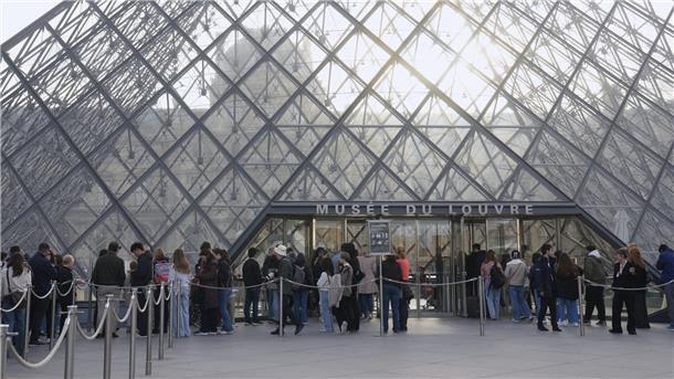 Louvre nach Juwelendiebstahl wieder geöffnet Besucher können wieder durch das Museum schlendern.