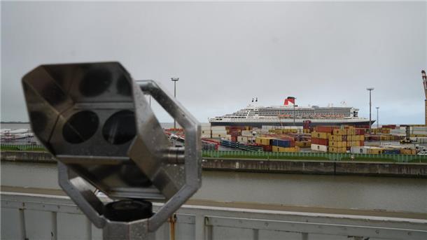 Besucher nutzen das Aussichtsfernrohr um die Queen Mary 2 zu sehen. 