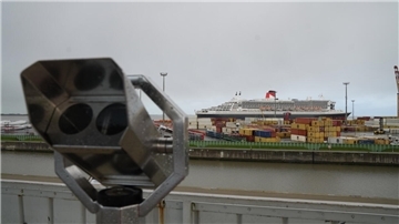 Besucher nutzen das Aussichtsfernrohr um die Queen Mary 2 zu sehen. 