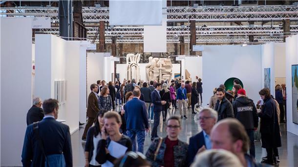 Besucher schauen sich Kunstwerke auf der Kunstmesse Art Düsseldorf an (Archivbild).