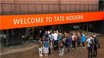 Besucher stehen vor dem Eingang der Kunstgalerie Tate Modern. Erstmals seit Jahrzehnten widmet sich eine große Ausstellung in Großbritannien der Künstlergruppe Blauer Reiter.