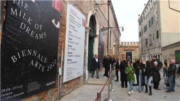 Besucher vor dem Eingang des Arsenale-Geländes bei der 59. Kunstbiennale.