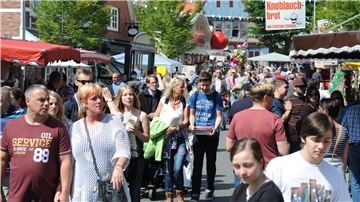 Besucherandrang beim Otterndorfer Altstadtfest. In diesem Jahr findet es am letzten Wochenende im Juli (26. und 27. Juli) statt.