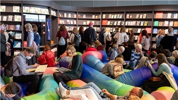 Besucherinnen und Besucher im Pavillon des Gastlandes  Spanien.