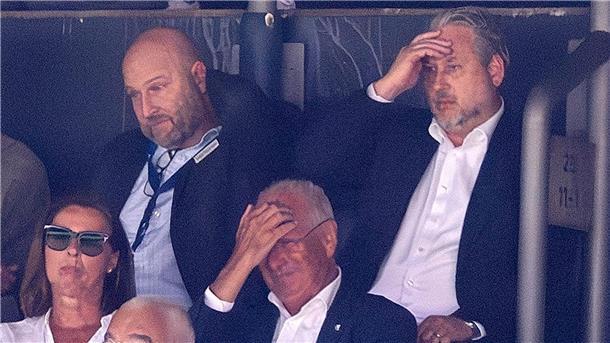 Nach Fehlstart: Bochum schmeißt Hecking und Dufner raus Betretene Miene bei Sportchef Dufner (l). Nach nur fünf Monaten im Amt ist schon wieder Schluss