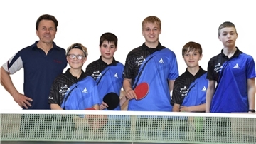Betreuer Udo Schröder (von links) freut sich mit seinen Schützlingen Moritz Bösch, Atanas Kostov, Tarek von Glahn, Ben Kriegelsteiner und Ivan Tsiskou über die Kreisliga-Meisterschaft.