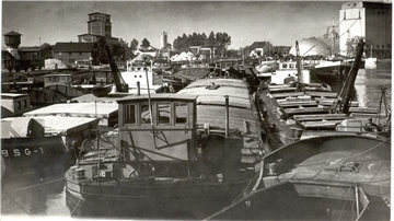 Betriebsamkeit pur fotografierte Fritz Frerichs: Schiff an Schiff im Binnenhafen in Brake.