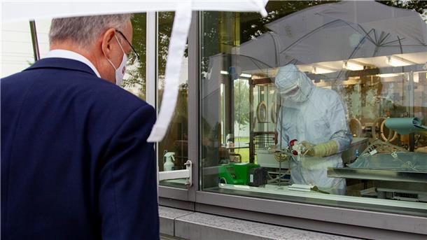 Arbeit an Impfstoff: Biotech-Betrieb lässt Weil staunen Betriebsbesichtigung der etwas anderen Art: Weil bei der Produktion von Impfstoffen bei Vibalogics in Cuxhaven strengste Hygieneregeln gelten, durfte selbst Niedersachsens Ministerpräsident Stephan Weil die Arbeit der Labormitarbeiter nur von außen beobachten.