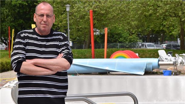 Nordenham: Fällt die Freibadsaison in diesem Jahr aus? Betriebsleiter Ingo Wendland vor einem leeren Becken des Außenbereichs.