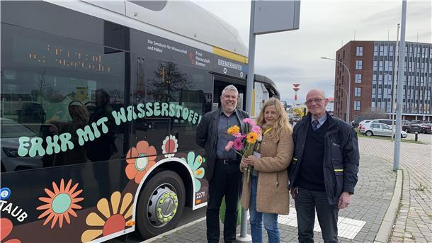 Betriebsleiter Jörg Fröhlich (von links), Imme Hüller (Bremerhaven Bus, Marketing) und Fahrer Winfried Bethke freuen sich über den neuen Wasserstoffbus.