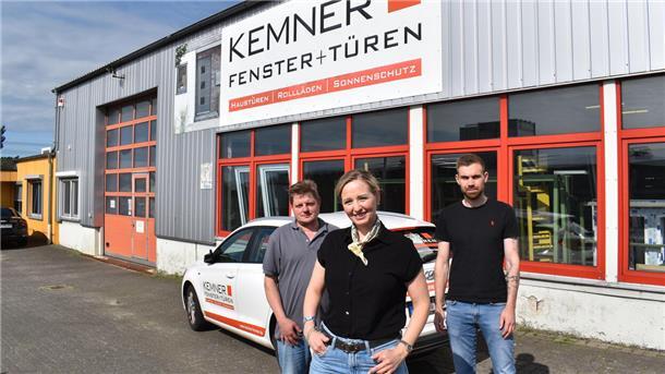 Kai Brömmer, Almina Sacirovic und Marvin Schlieckriede vor dem Kemner-Gebäude