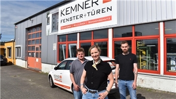Kai Brömmer, Almina Sacirovic und Marvin Schlieckriede vor dem Kemner-Gebäude