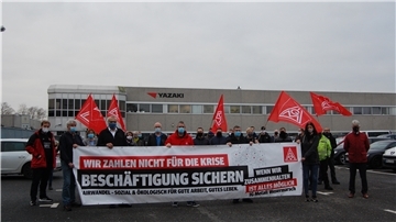 Betriebsrat, Beschäftigte, IG Metall und Stadt setzen sich für den Erhalt des Braker Yazaki-Standorts ein. Das machten sie am Mittwochvormittag vor dem Werk deutlich.