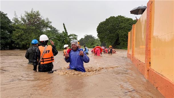 „Winde wie ein Erdbeben“: Supertaifun Krathon tobt in Asien Betroffen ist vor allem der Norden der Philippinen.