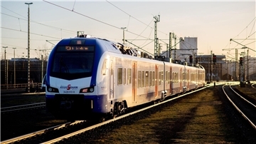 Betroffen sind unter anderem Verbindungen der Regio-S-Bahn, die auch Bremen anbindet. (Archivbild)