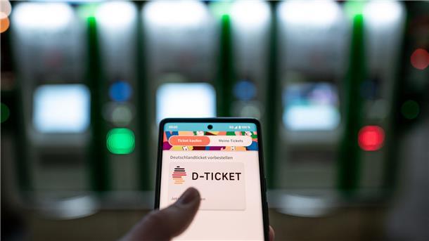 Ärger ums Deutschlandticket: Kriminelle betrügen mit falschen Kontodaten Betrug mit dem Deutschandticket: Deutschlandweit klagen Verkehrsbetriebe über Schäden.