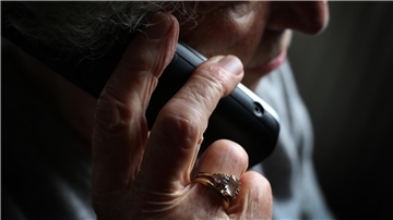 Frau am Telefon
