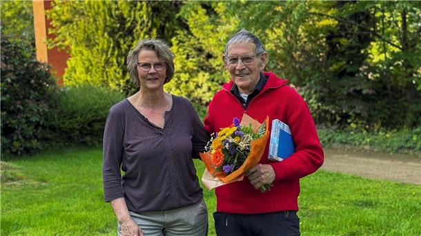 Bettina Szlagowski verabschiedet Pastor Ulrich Wahl.