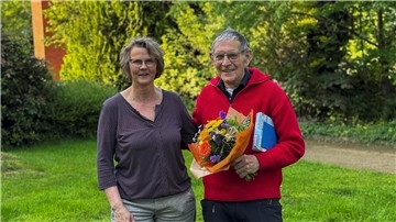 Bettina Szlagowski verabschiedet Pastor Ulrich Wahl.