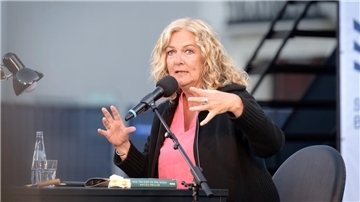 Bettina Tietjen brilliert nicht nur auf dem roten Sofa und auf der Talkshow-Bühne des NDR. Bei ihrer Lesung auf der Sommerbühne zieht sie das Publikum vom ersten Moment an in den Bann.