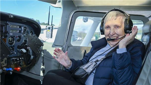 Betty Buckland an Bord der Cessna.