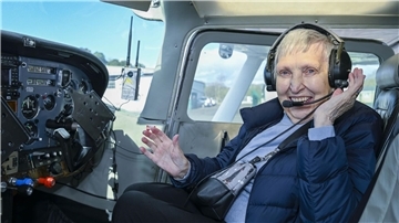 Betty Buckland an Bord der Cessna.