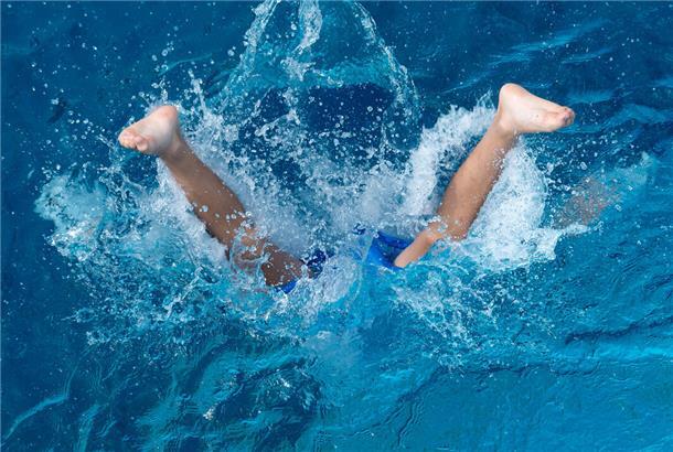 Für 1 Euro planschen und schwimmen im Zevener Hallenbad  Ein Junge springt ins Wasser.