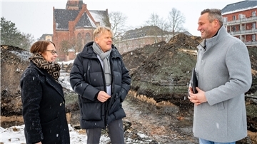 Die Baustelle für die neue Bremerhavener Grundschule in Lehe wird seit Neujahr 2024 für archäologische Prüfungen bearbeitet. Hier schauen sich (von rechts) Projektleiter Kai Hamel, Sieghard Lückehe als Chef der Bauherrin Stäwog und Stäwog-Sprecherin Janine Wübben den Fortschritt auf der Baustelle an.