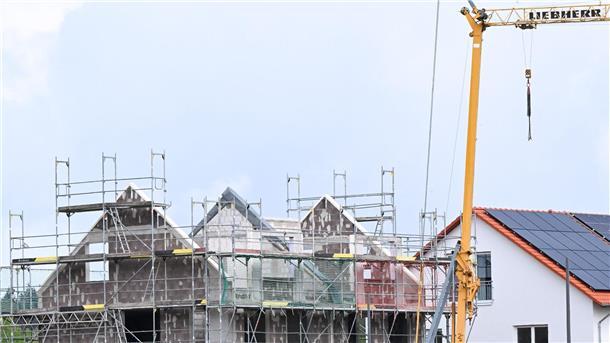 Häuser werden in einem Neubaugebiet gebaut