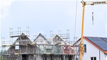 Häuser werden in einem Neubaugebiet gebaut