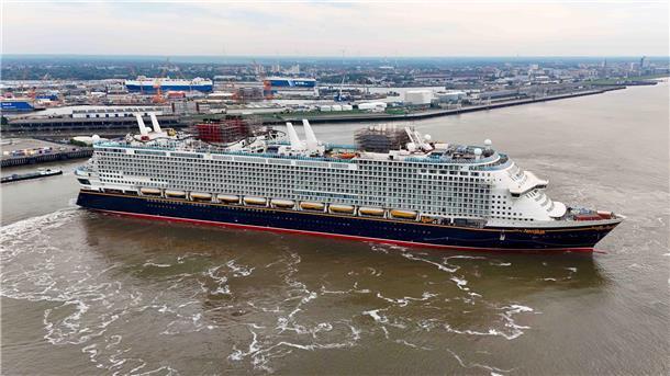 Bevor die „Disney Adventure“ an der Columbuskaje in Bremerhaven anlegte, wendete sie.