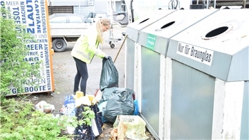 Bevor die GIB-Mitarbeiter illegal abgeladenen Müll abtransportieren, prüfen sie, ob es Hinweise gibt, die dabei helfen, den Müllsünder zu überführen.