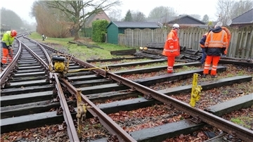 Bevor die Museumsbahn wieder fahren kann, muss ein Teilstück der Strecke repariert werden.