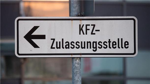 Gibt es bald viele neue Autokennzeichen? Bevor die Zulassungsstellen neue Kennungen ausgeben können, muss unter anderem eine Verordnung geändert werden. (Symbolbild)