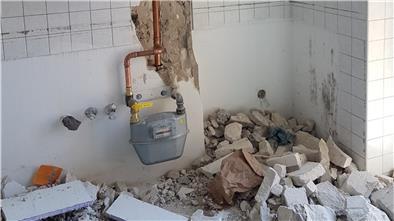 Bevor ein abgeklemmtes Haus wieder ans Gasnetz angeschlossen werden darf, wird die Dichtigkeit der Leitungen überprüft. Wenn dabei ein Leck festgestellt wird, wird es für die Bewohner ungemütlich und für die Eigentümer teuer: Mitunter müssen dann im ganzen Haus neue Kupferrohre verlegt werden. Foto: Melchers