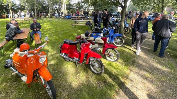 Wie 200 Simson-Fahrer mit ihren Zweitaktern etwas für den guten Zweck tun Bevor es auf die Strecke geht, trifft sich die „Simson-Gemeinde“ zum Fachsimpeln. Zuschauer haben die Möglichkeit, die Kult-Mopeds im Garten hinter dem „Urla Hus“ zu bestaunen.