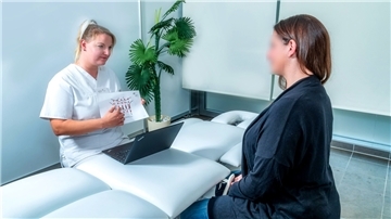 Bevor Jenny Bruns mit dem Abtasten beginnt, klärt sie ihre Patientinnen über den Ablauf auf.
