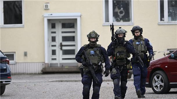 Schüsse in finnischer Grundschule - Sechstklässler gestorben Bewaffnete Polizisten gehen in der Nähe der Viertola-Schule. Bei dem Vorfall an einer Grundschule in der finnischen Stadt Vantaa nördlich von Helsinki sind Kinder verletzt worden. Ein zwölf Jahre altes Kind stirbt.