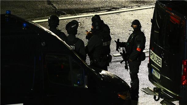 Haftbefehl gegen Geiselnehmer von Hamburg erlassen Bewaffnete Polizisten sind am Hamburger Flughafen im Einsatz.