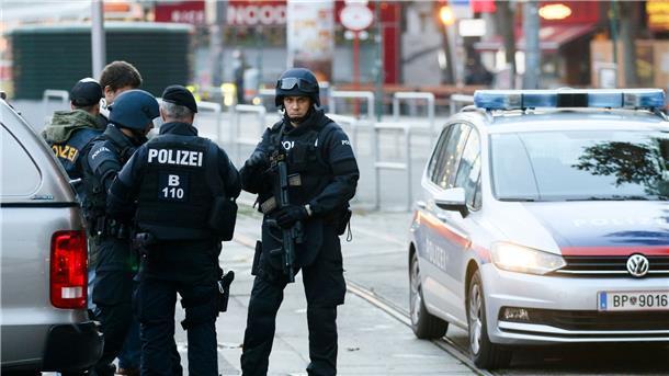 Wiener Terrorprozess eröffnet Bewaffnete Polizisten stehen Wache nach der Terrorattacke von Wien im Stadtzentrum.