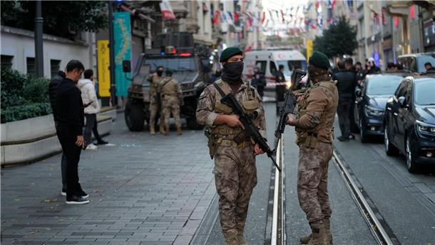 Bewaffnete Sicherheitskräfte stehen am Ort einer Explosion auf der beliebten Einkaufsstraße Istiklal in Istanbul.