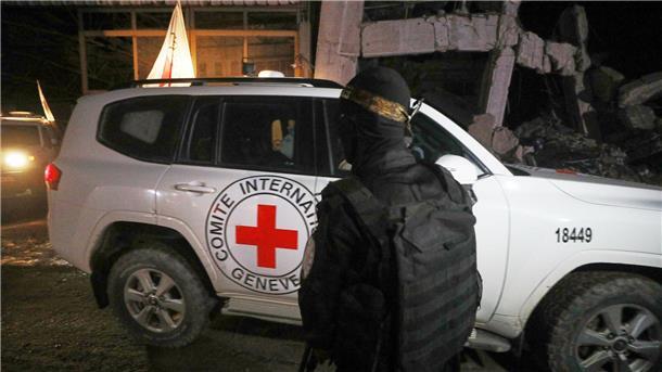 Hamas übergibt zwei weitere Leichen an Rotes Kreuz Bewaffnetes Hamas-Mitglied bei Übergabe von Geisel-Leichen. (Archivbild)