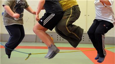 Bewegung ist wichtig für einen gesunden Lebensstil. Das sollen auch die jungen Teilnehmer der Abenteuersport-Gruppe für Kinder mit Übergewicht erleben.