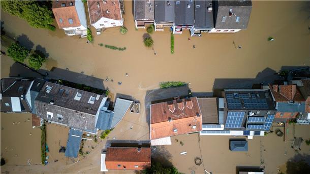 Hochwasser im Südwesten - Aufräumen und abwarten Bewohner im überschwemmten Kleinblittersdorf im Saarland mussten von der Feuerwehr mit Booten aus ihren Häusern gerettet werden.