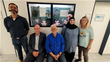 Bewundern die in Schaukästen im Arbeitsamt Brake ausgestellten Näharbeiten: Uwe Ronnenberg (von links), Eike Bohlmann, Peter Deyle, Aida Remmo und Iris Tanzen.